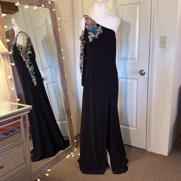 MAC DUGGAL
Black One Shoulder Long Sleeve Floral Embellished Gown - Picture 4 of 16
